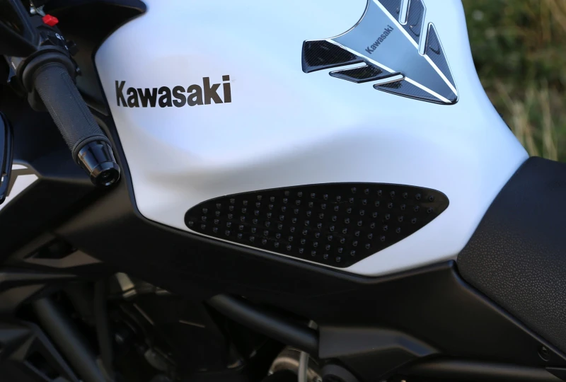 Protišmykové chrániče UN2 Kawasaki Z650 černa pre motocykel